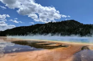 Danau & Sungai Berwarna Indah di Seluruh Dunia